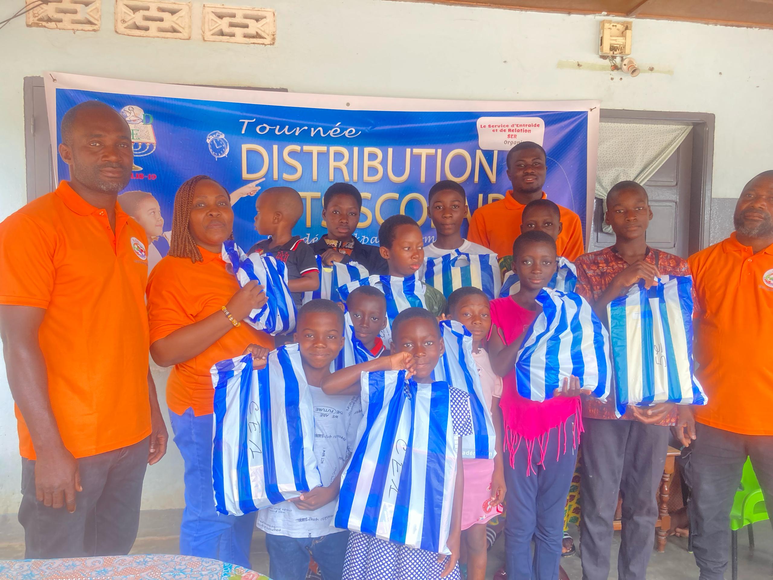 Distribution de kits scolaires